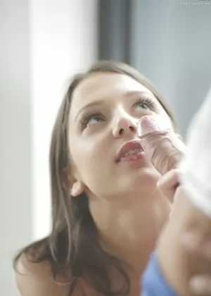 Чудесная девушка-подросток с привлекательными элементами отсосала и трахнулась сильнее