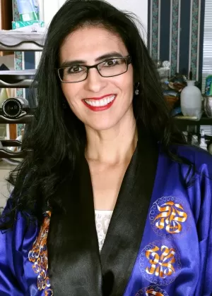 Зрелая шлюха в очках Вероника Перес теребит свою пизду с голыми висячими сиськами