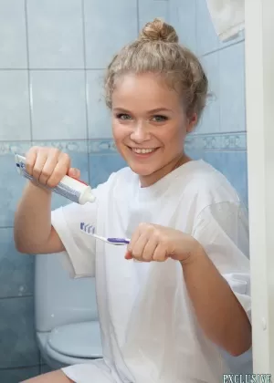 Пухленькая темноволосая любительница делает обнаженные селфи в ванне