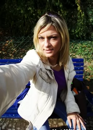 Горячая блондинка милфа занимается сексом втроем в парке 15600158