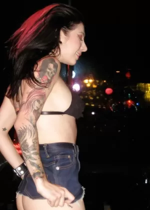 Татуированная стриптизерша Анна Белл Пикс устраивает приватное шоу перед тем, как трахнуть мужчину