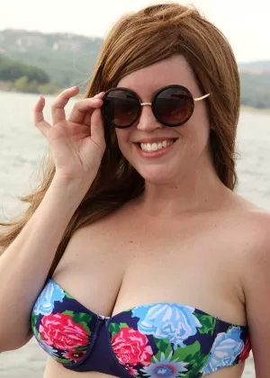 Чернокожая красавица демонстрирует свое стройное тело, моделируя сексуальные купальники