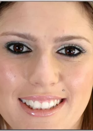 Грудастая красотка Меган Джой снимает свою аппетитную попку с зеленых кружевных трусиков