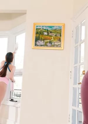 Лесбиянка средних лет Индия Саммер занимается сексом с молодой девушкой Ванной Бардо