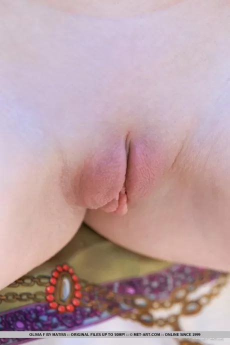 Красивая молоденькая Оливия Ф дает бритую киску крупным планом в лесу