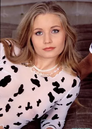 Красивая Тимея получает капающую сперму на свой язык во время винтажного группового минета