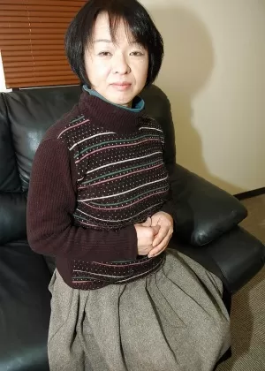 Сцена позирования на открытом воздухе с участием похотливой зрелой азиатки Йошико Макихары