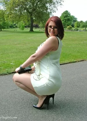 Соло девушка Анджела Уэст прикрывает свои голые сиськи чулками и подвязками