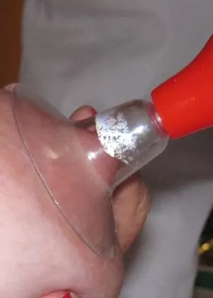 Толстушки Тюнг раздевается догола и лижет свои собственные соски на кухне