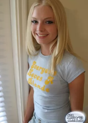 Блондинка любительница Скай манекенщица сама позирует в короткой юбке