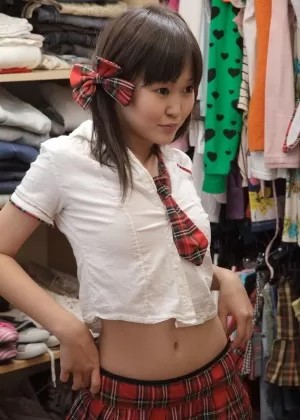 Молоденькая азиатская школьница Алисия ласкает свою киску игрушками на своем рабочем стуле