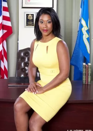 Двойник Мишель Обамы раздевается в овальном кабинете для секса втроем