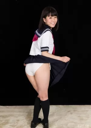 Японская девушка в матросской форме дрочит член, пока он не извергает свою порцию спермы