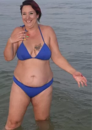 Older amateur Sara Banks poses naked in the ocean with a couple of girlfriends