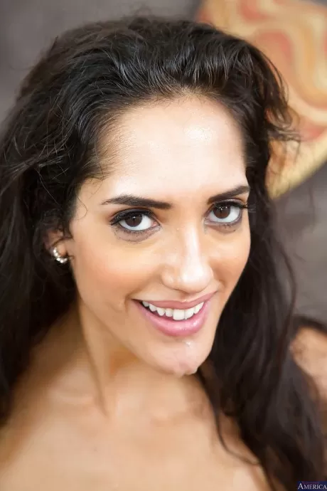 Красавица брюнетка с невинным личиком Хлоя Амур делает минет