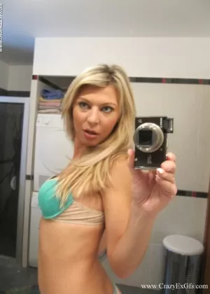 Темноволосая любительница Обри Пейдж делает селфи, обнажая свое горячее тело