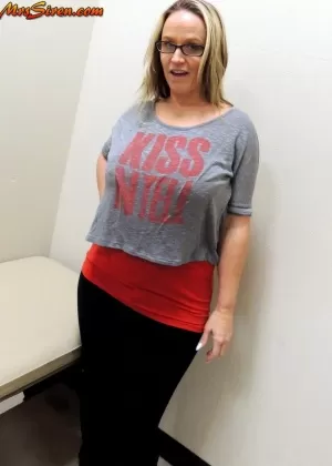 Толстая домохозяйка Марианна опускается и пачкается на кухне