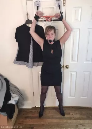 Зрелая Саманта Уайт делает минет двум парням, увлекающимся БДСМ