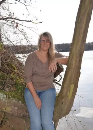 Потрясающая зрелая леди раздевается и демонстрирует свои большие сиськи