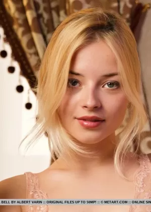 Великолепная блондинка Бьянка Белл пьет чай перед тем, как позировать обнаженной