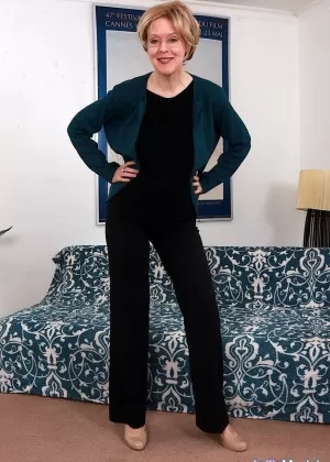 Занудная милфа Тиггл Битти обнажает гигантские сиськи в юбке и очках