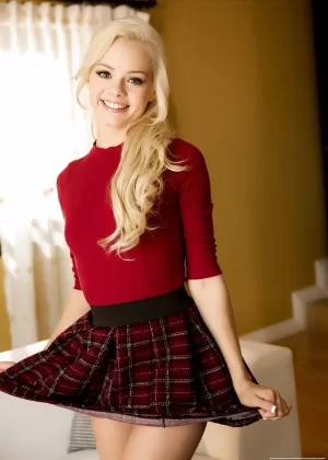 Крошечная молодая порнозвезда Эльза Джин показывает крошечные сиськи и гладкую киску