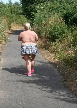 Любительская толстушки Ди Сирен сдвигает стринги в сторону, обнажая свою огромную задницу