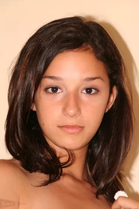 Худенькая молоденькая Саммер великолепно позирует обнаженной в своей кварти 1