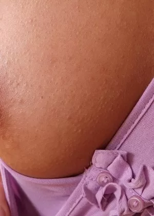 Длинноногая пожилая модель Келли Уайт сверкает белыми трусиками под юбкой