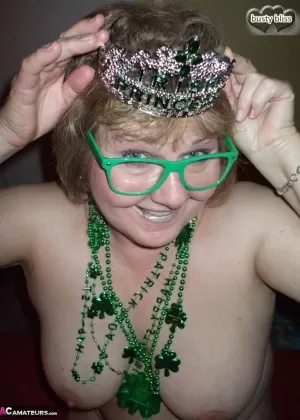 Толстушка средних лет Стейси Старр выставляет напоказ свои сиськи перед дрочкой