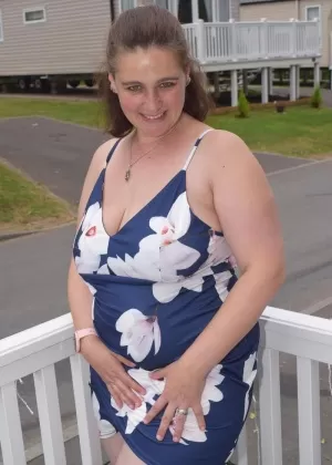 Толстушка средних лет выставляет себя напоказ на балконе в общественном месте