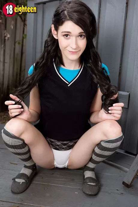 Очаровательная девушка-подросток Айви Аура обнажает свою плоскую грудь, прежде чем снять белое нижнее белье