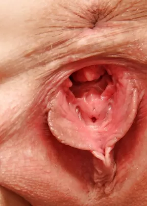 Невероятная медсестра с потрясающими сиськами Ванесса Хелл играет с игрушками