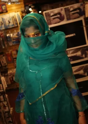 Indian female Nadia Ali sucks off a big black cock thru a glory hole