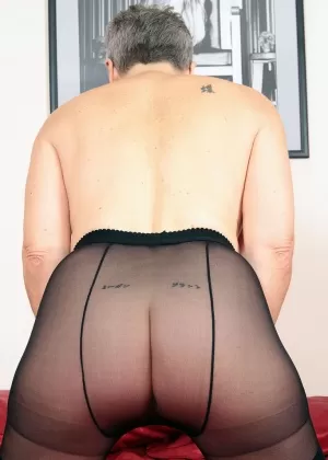 Любительская толстушки Кимберли Скотт отодвигает стринги в сторону, чтобы добраться до своей возбужденной киски