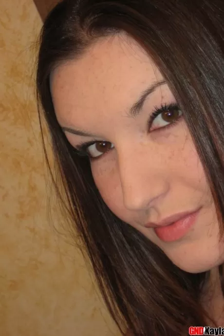 Симпатичная любительница обнажает свою большую грудь, делая селфи в зеркале