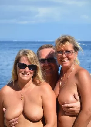 Пухленькая голая сладкая Сьюзи балуется раком в обжигающем пляжном сексе втроем