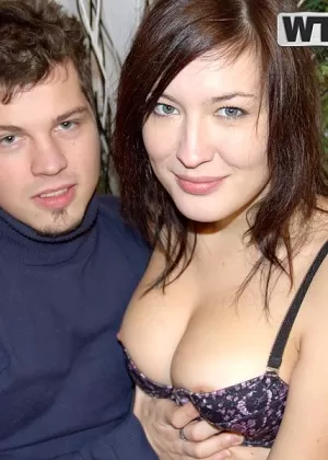 Любительская цыпочка сама позирует в костюме для косплея перед сексом со своим парнем