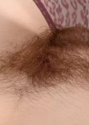 Занудная девчонка Билли Рей показывает свое небритое тело в обнаженном виде в очках