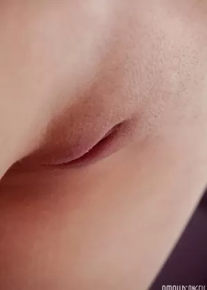 Возбужденная красотка Бретона поднимает свои сексуальные ножки в воздух и обнажает розовые дырочки