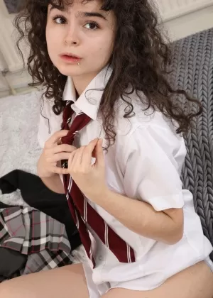 Блондинка школьница выплескивает сперму из своей киски во время ДП со старшими мальчиками