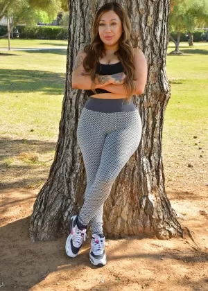 Возбужденная мамочка мастурбирует на диване в чулках до колен