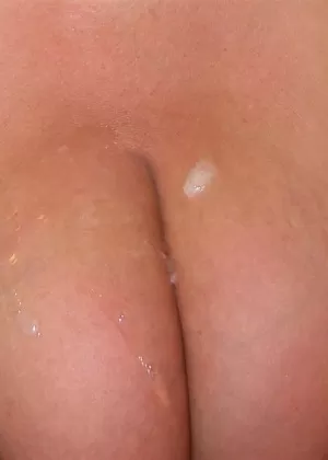 Пухленькая мамочка Брэнди Талор выставляет напоказ огромные сиськи, чтобы кончить на сиськи в лесу