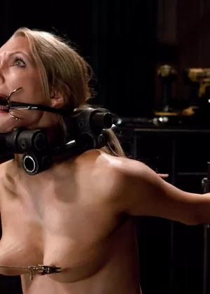 Голую европейскую милфу Бара Брасс трахают в рот на коленях