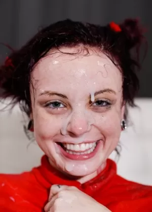 Кудрявая Хлоя Картер давится дилдо, ее задница зияет перед массивным лицом