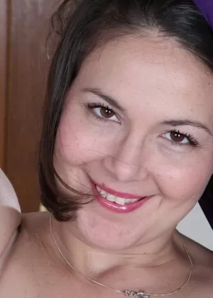 Толстушка брюнетка Карла Джеймс демонстрирует свои длинные ноги на открытом воздухе в чулках