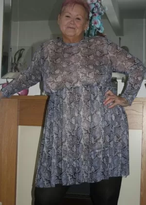 Распутная домохозяйка-любительница Каро не смогла удержаться от мастурбации на кухне