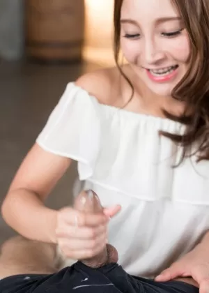 Симпатичная азиатская любительница Анна получает сперму на свои маленькие сиськи после того, как ее трахнули