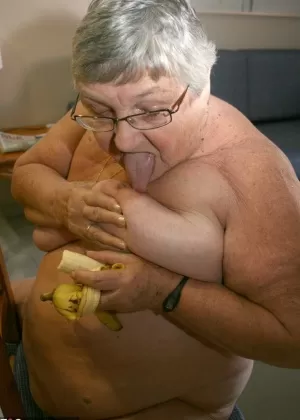 Молодые девушки: Бабуля