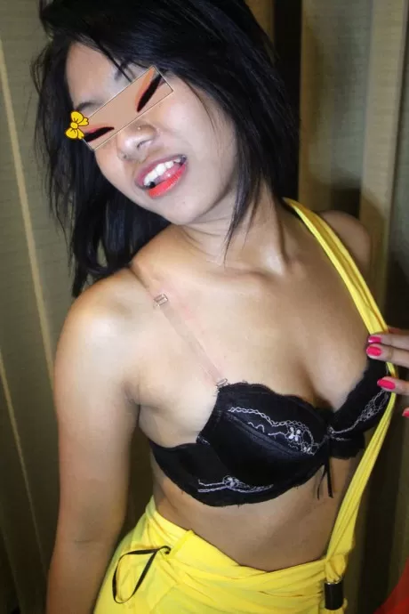 Миниатюрная тайская девушка с сочной попкой участвует в сексе от первого лица с 3